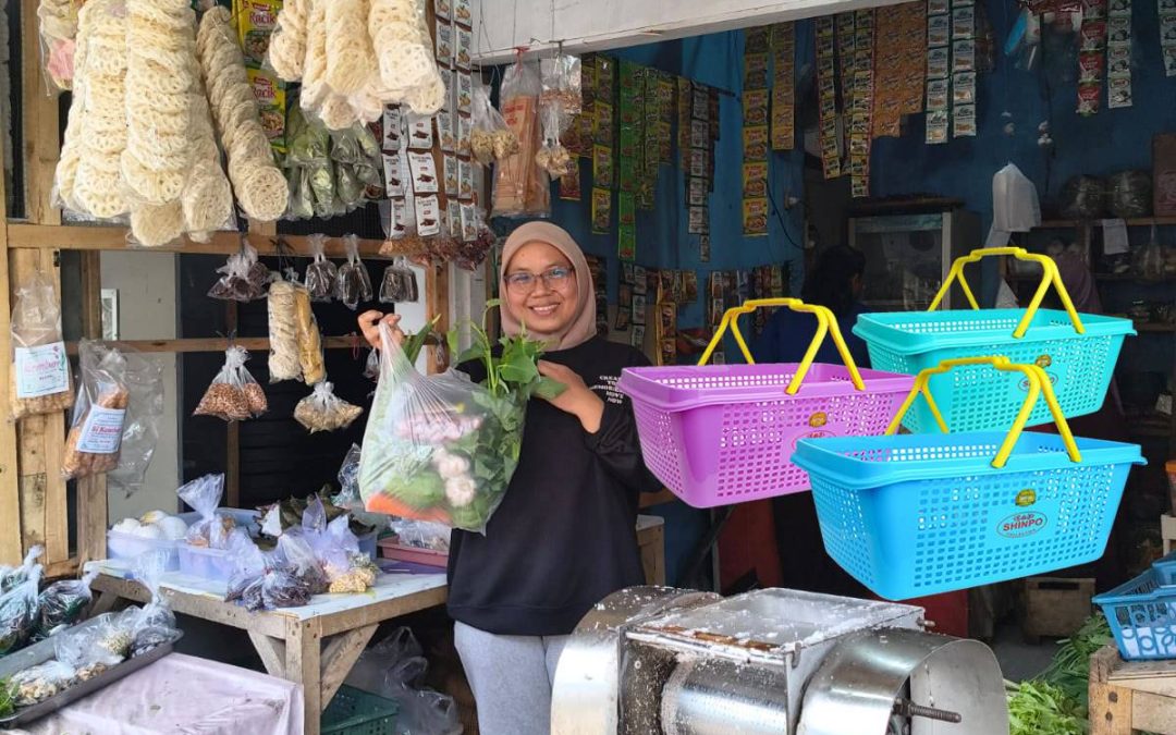 Mengapa Warung Kecil (UMKM) Perlu Menggunakan Keranjang Belanja? (Dan Dampak Psikologisnya pada Pembeli)